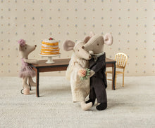 Load image into Gallery viewer, Wedding Mice Couple in Box | Mum & Dad