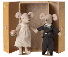 Load image into Gallery viewer, Wedding Mice Couple in Box | Mum & Dad