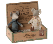 Load image into Gallery viewer, Grandma and Grandpa Mice in Cigar Box
