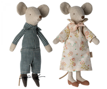 Load image into Gallery viewer, Grandma and Grandpa Mice in Cigar Box
