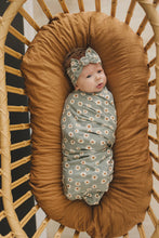 Load image into Gallery viewer, Stretch Swaddle | Light Green Daisy
