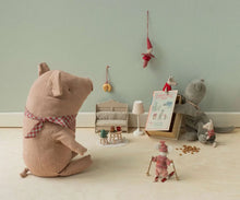 Load image into Gallery viewer, Mouse Lace Rug
