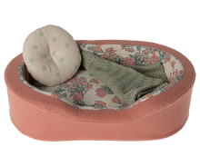 Load image into Gallery viewer, Cosy Basket | Floral Coral
