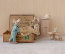 Load image into Gallery viewer, Mum &amp; Dad Mice in Cigar Box
