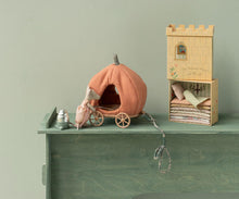 Load image into Gallery viewer, Mouse Princess and The Pea | Big Sister
