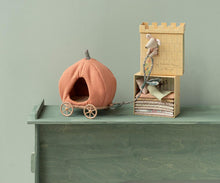 Load image into Gallery viewer, Pumpkin Mouse Carriage
